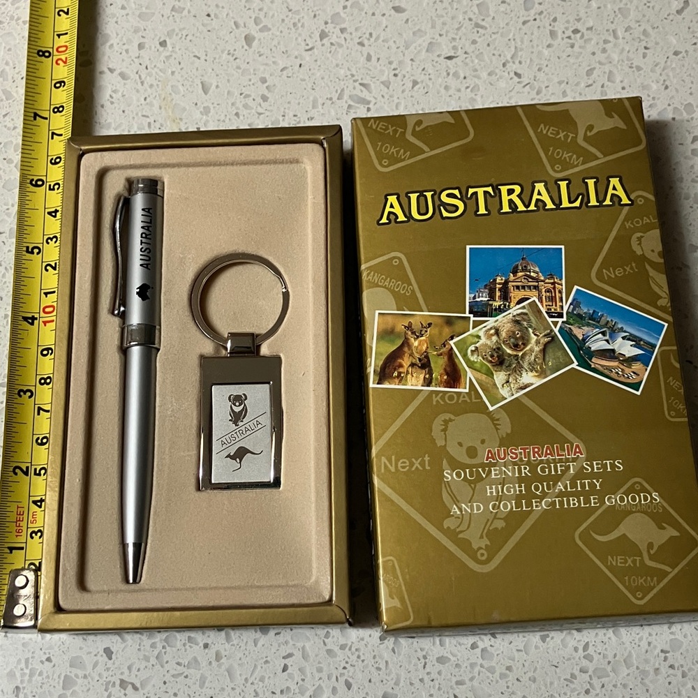 Australia Souvenir Gift Set - Gold & White Packaging Pen and keychain‎